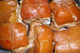 河北农村大叔在村里加工熏肉，每斤收费2元，买他家猪肉免费加工图片