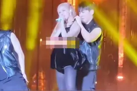 韩当红女星舞台又出事故！演唱时吊带突然脱落，靠男伴舞急救图片