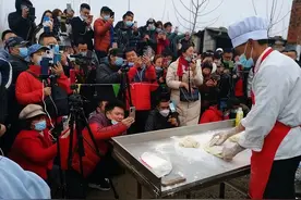 你还记得三元一碗的拉面哥吗？爆红过后无人问津，放弃拉面图片