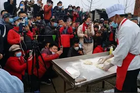 你还记得三元一碗的拉面哥吗？爆红过后无人问津，放弃拉面图片
