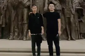 韦东奕讲亲情，带堂哥游北大校园，拒绝堂哥给买的新衣服因为念旧图片