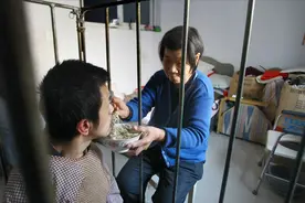 河南母亲将儿子关笼中45年，87岁仍在喂饭，如今儿子被接到养老院图片