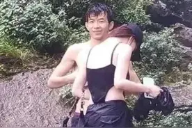 上山碰到这一幕，我都替你俩觉得脸红。找个缝钻进去吧，哈哈哈图片