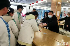 元宵喜乐，情满四中！襄阳四中为留校学生送汤圆图片