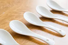 陶瓷勺的柄上为什么总有一个孔洞，而金属勺却不需要？图片