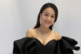 “激吻门”女主嫁了！34岁黄心颖晒结婚照满脸甜笑，曾因和马国明恋爱期间被拍到车内激吻许志安引发热议图片