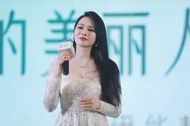 年过半百的伊能静是咋保养的，身材仍然有肉感，皮肤紧致似牛奶图片