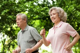 单身老人请保姆都是为什么？43岁保姆自述：大多不是找人照顾养老图片