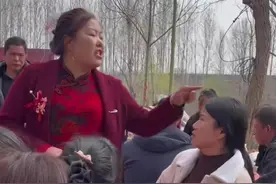弟弟婚礼上亲妈指着闺女的额头，恶狠狠的说，你给我滚，赶紧滚！图片