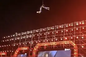 宿州女杂技员高空失手坠落身亡，无保护措施，仅靠上肢挂男伴脖子图片