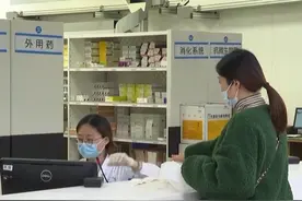 医保个人账户余额自动转结到明年用 网友：越来越健全了图片