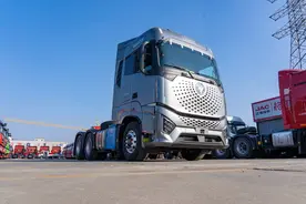 欧曼银河 一台好像科幻电影里的卡车图片