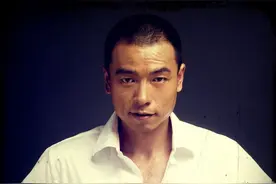 著名演员王挺：父母离异内心有痛，二婚娶小妻生一子，苦尽甘来图片