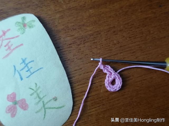 钩织了好几朵高颜值糖果色的可爱立体镂空花花,这是图文教程哦