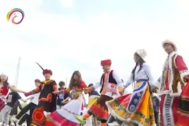 三步一踢 五步一跳！云南打跳+广场舞走红图片