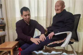 内蒙古农民收养两月大男婴，32年后成上校军官，把养父接北京养老图片