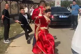 新娘持棍霸气护夫打退婚闹者，围观者：被保护的感觉真好图片