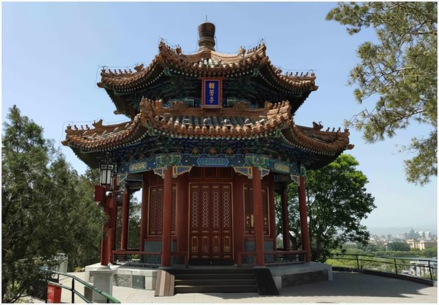 观妙亭两亭各高14.2米,占地 110平方米,建筑情势与彩画完全相同.