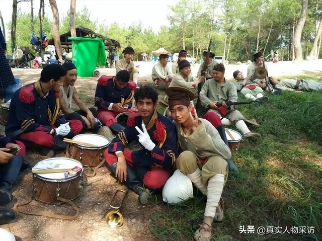 我在横店当4年群演，特殊要求会加钱，光屁股拍戏8000，女的更多