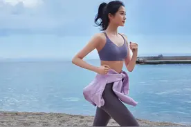 关晓彤晒海边跑步的写真，身穿蓝色背心灰色紧身裤，展现曼妙身材图片