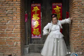 山东“婚纱姐”，常年只穿婚纱不穿其他衣服！她的背后有何故事？图片