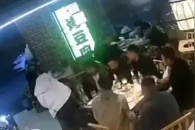湖南一夜宵店发生斗殴，邻桌男子遭多人持刀追砍，警方通报：肇事者全部归案 【今日早报】图片