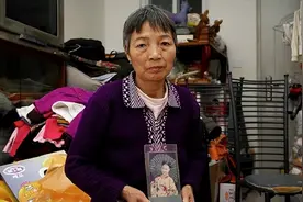 12年前，56岁失独母亲生下试管龙凤胎，因过度劳累患上脑梗，网友：再过几年谁养谁？图片