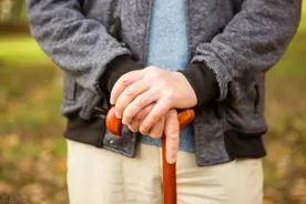 人走向衰老，不只表现在脸上，身体常出现4个变化，是时候留意了图片