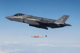 美国明确不给乌克兰核武器，C17拉着核弹飞抵荷兰，机场被净空图片