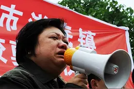 瞒不住了！韩红隐藏多年背景曝光，难怪娱乐圈都不敢得罪她！图片