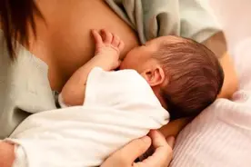 想要宝宝免疫力增强，妈妈一定要给宝宝吃第一口奶图片