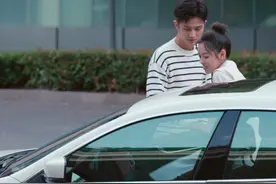 半熟恋人：开100万车，扒俞悦的收入，离婚带娃的罗拉配得上他？图片