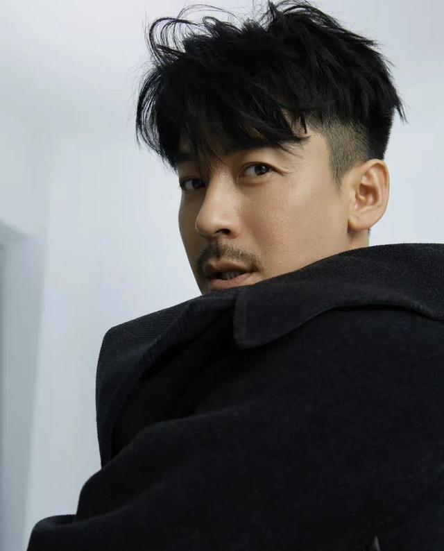 王东演员简历,家暴男王东再曝丑闻,曾在ktv 当众殴打女友,妻子证实