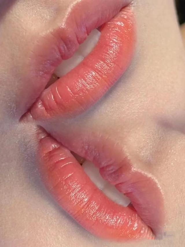 纹唇效果如何描述,实拍国外专业纹唇过程,前后对比效果明显,疼不疼呢?