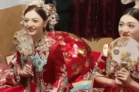 双胞胎姐妹同时出嫁，新郎懵圈分不清，化妆师：最后是亲戚告诉他的图片