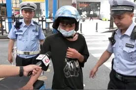 一外卖小哥，被交警拦住，一个问得很真诚，一个回答的很无奈图片