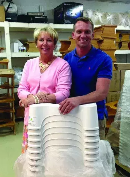 原来马桶也能“蹲着入厕”，美国男人一个小发明，让他赚了几个亿