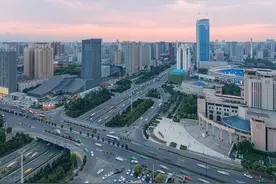 疯了！4万人抢1074套，9000人抢68套图片