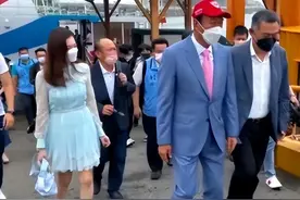 富士康老板娘与71岁老公同框，穿马卡龙色薄纱裙，气质甜美像少女图片