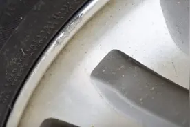 轮毂划伤怎么办？自己动手50块就把4s店五六百的费用省下来！图片