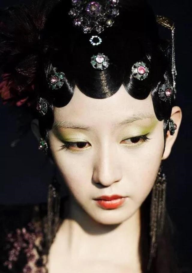 (新版秦可卿)而且秦氏之病因,由张太医说了出来,这其实是暗示了香菱的