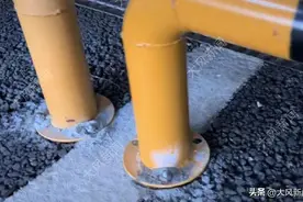 男子为停摩托至自家车位破坏栏杆被拘5日引热议，自称曾在警所被下手机限制数小时人身自由；律师称行拘过重图片