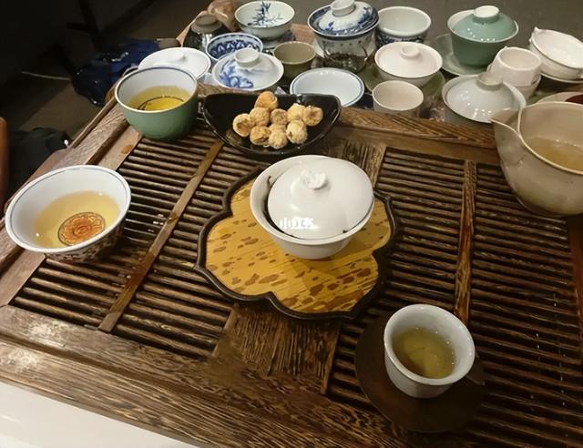 海南电台“女贪官”谷晓晶，真不是一般“好色”，给男下属递房卡