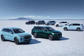 等红灯时前车故障，后车可以实线变道绕行吗？图片