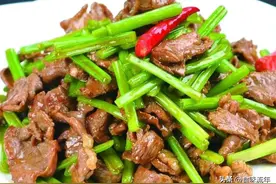 香辣开胃的芹菜炒羊肉，嫩鲜又味美，简单3步做，解馋下饭的美食图片