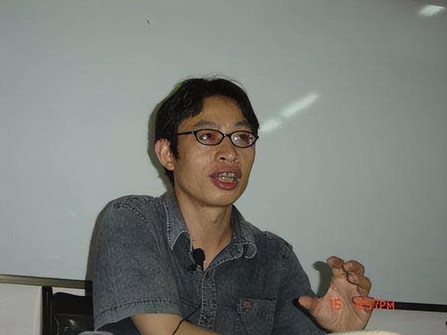 14年前汶川地震，丢下学生自己先跑的“范跑跑”，被网曝后如何了