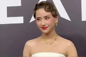 何超莲复刻玛丽莲梦露走GQ红毯，老态造型惹人尴尬图片