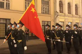 中国解放军又高唱喀秋莎走过红场，俄国民众纷纷围观拍照！图片