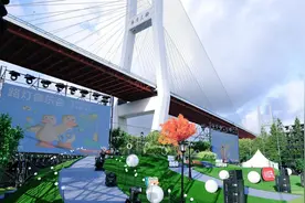 8月来上海citywalk，看见袁娅维在阳台上唱歌图片