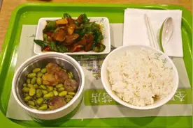 深度访谈：为什么中式快餐感觉又行了？从老乡鸡大米先生IPO说起图片